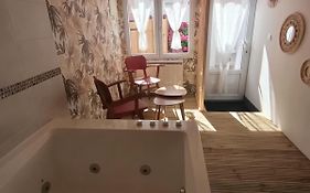 Le rouge baiser Love room